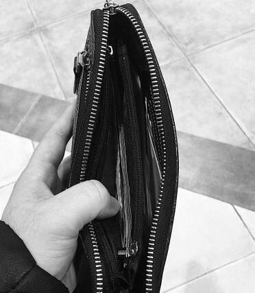 暖心!男子商场内捡千元现金 原地等一小时找到